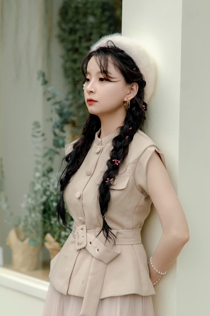 Cô nàng Hoa Nguyễn ngây thơ trong bộ áo nâu